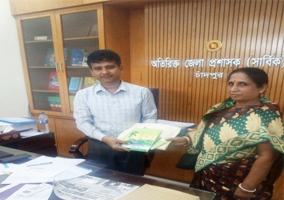 additional deputy commissioner received bag and books from president of nuf